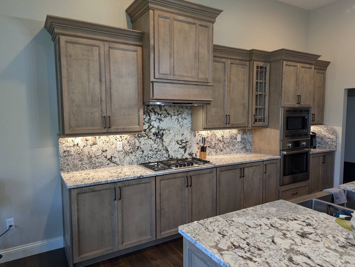 1015_reface-cabinets-keep-countertops_img1