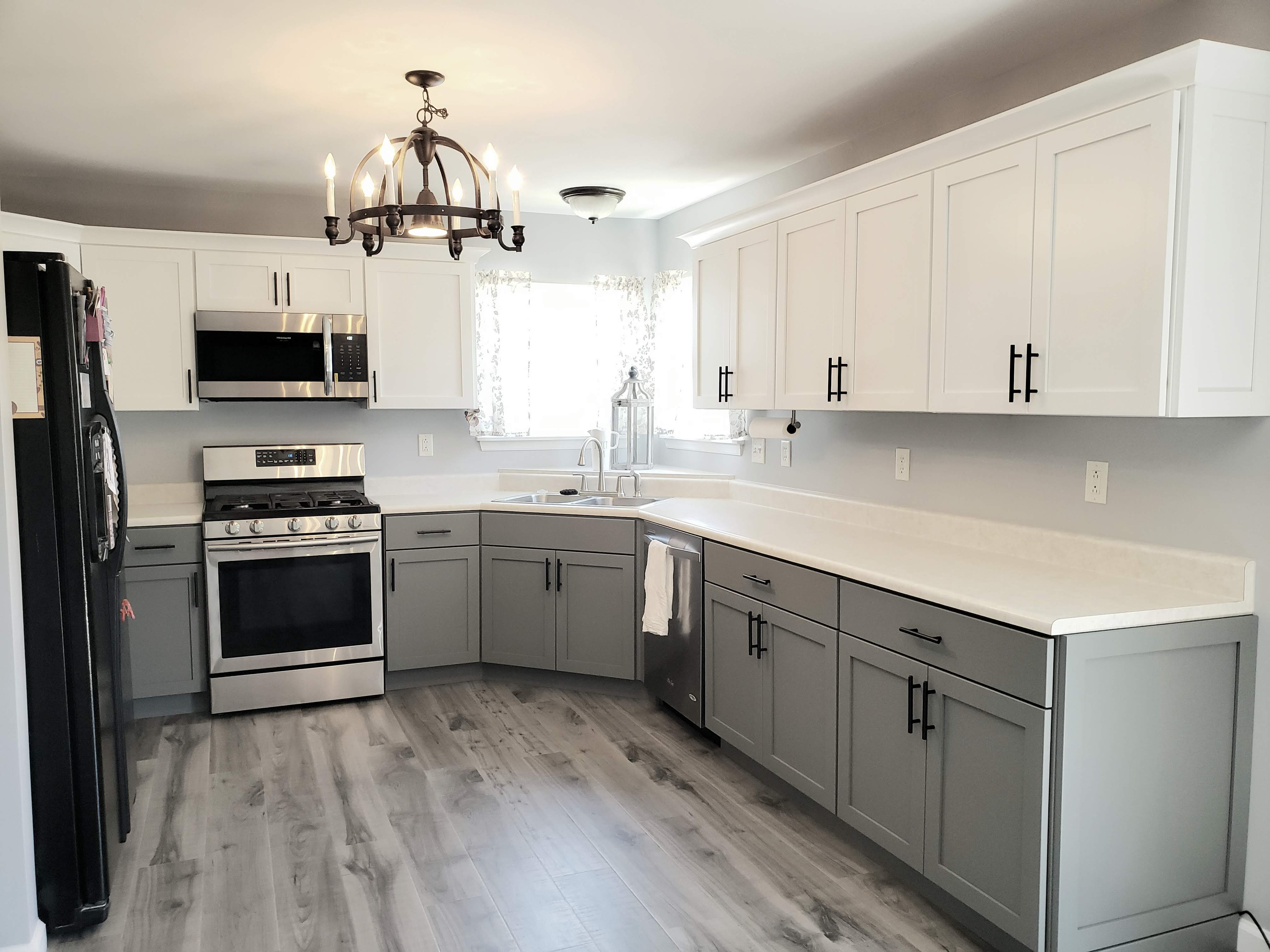 Square Shaker, Slab Drawer, Arctic White Walls, Metro Gray Bases, Cove