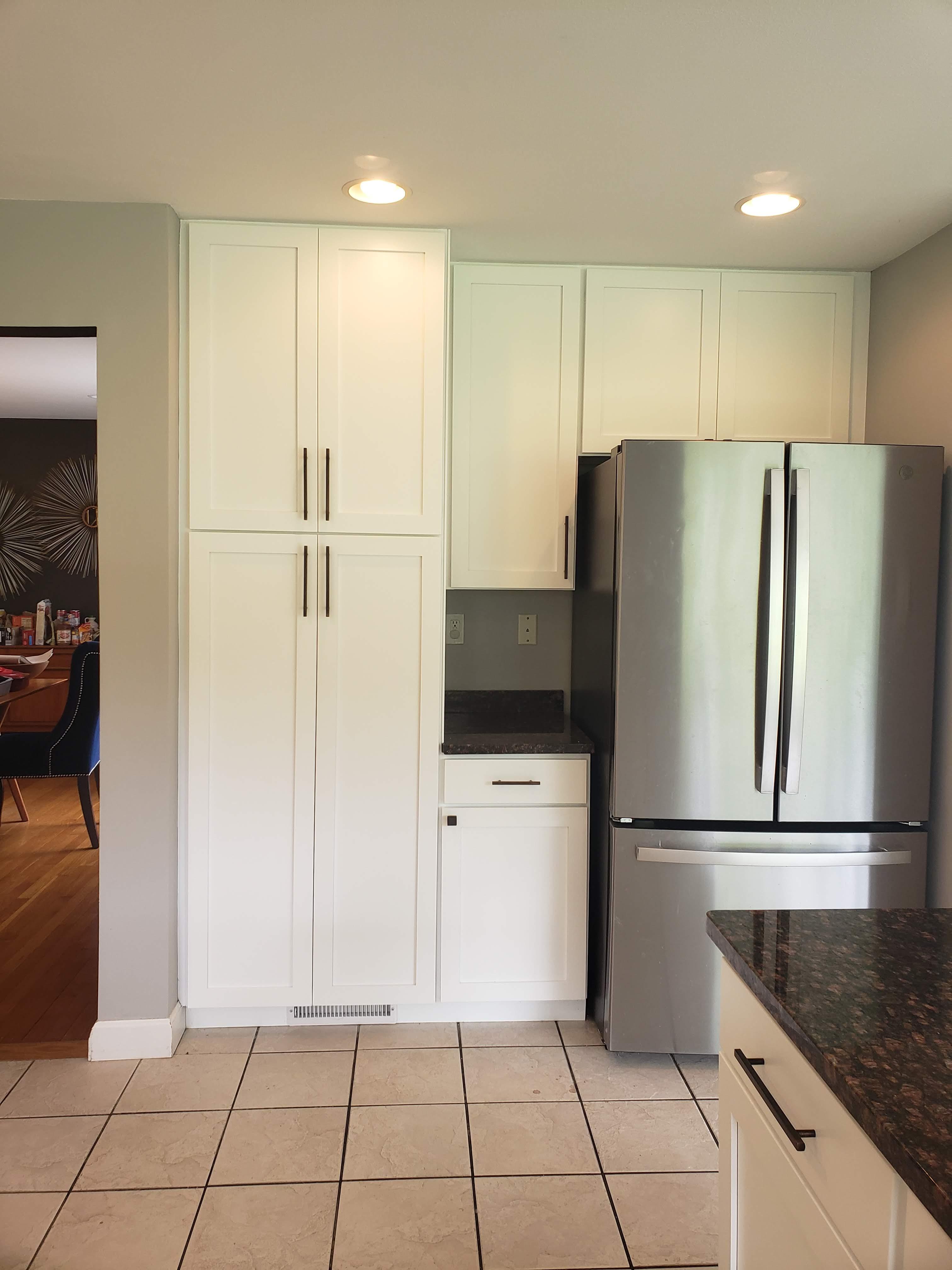 Square Shaker w/Slab Drawer, Arctic White, Black Hardware ster