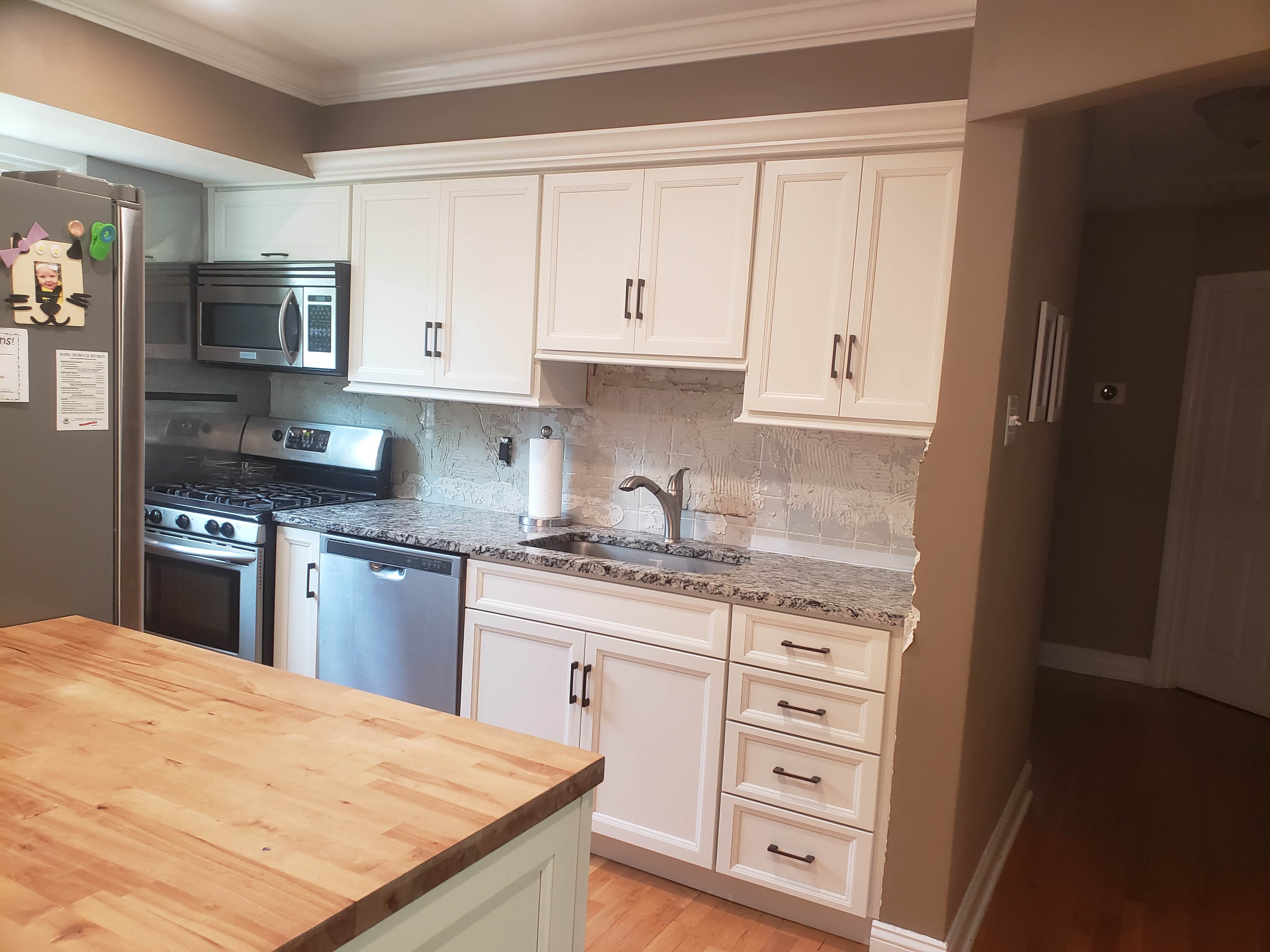 Frosty w/Oyster Glaze, Elite Frame, Pantry, 361 Light Rail, 24 Crown