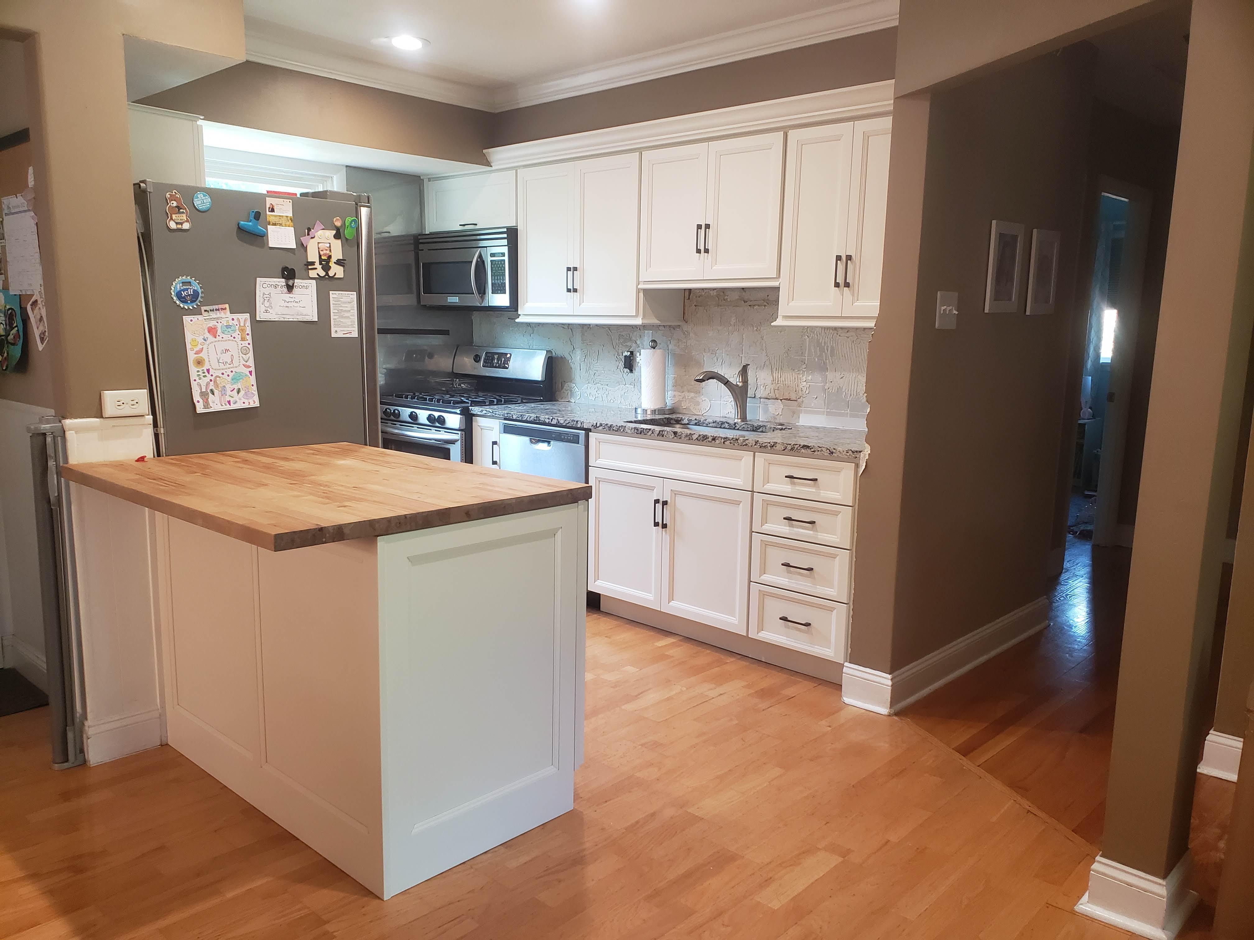 Frosty w/Oyster Glaze, Elite Frame, Pantry, 361 Light Rail, 24 Crown