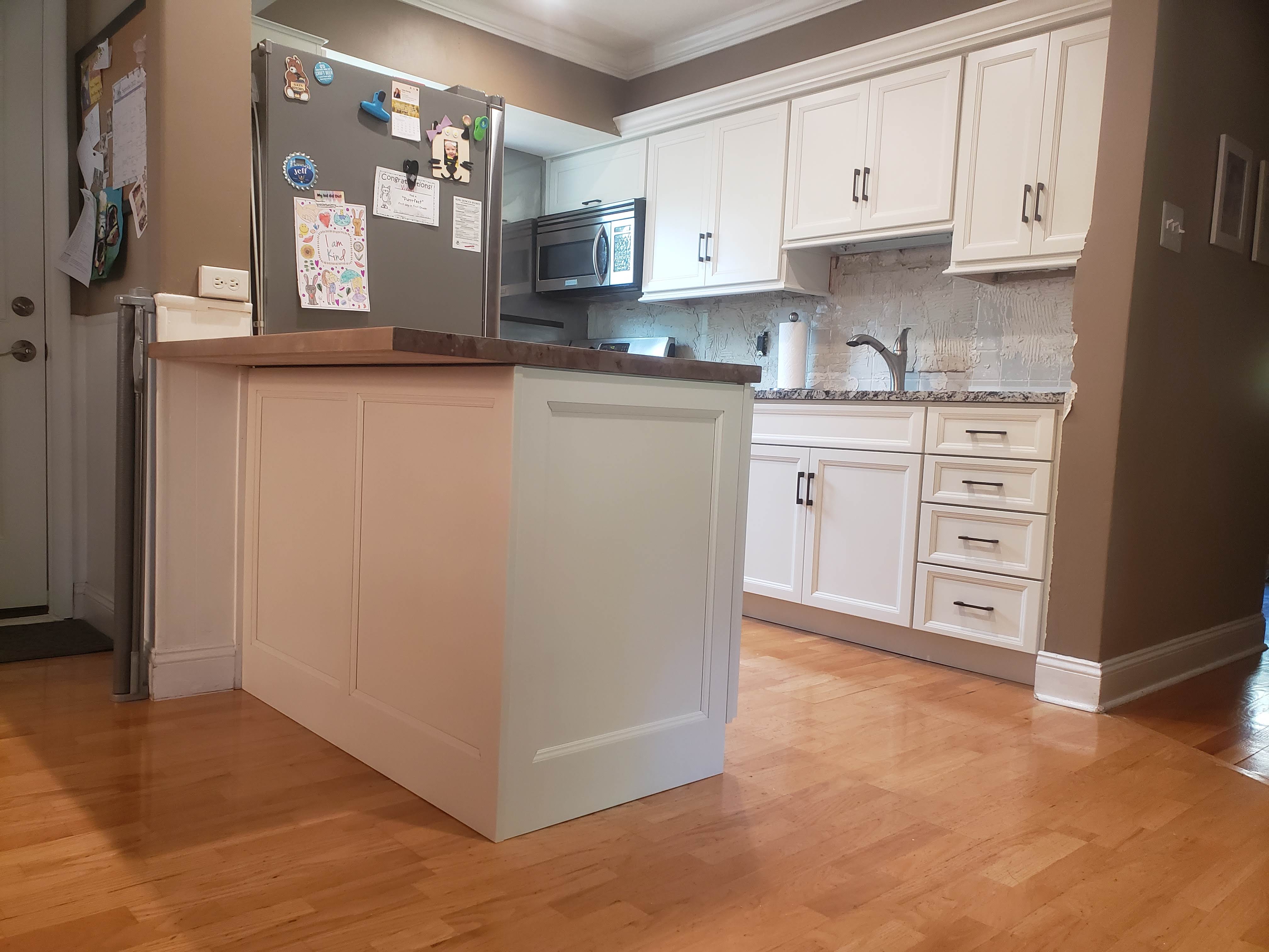 Frosty w/Oyster Glaze, Elite Frame, Pantry, 361 Light Rail, 24 Crown