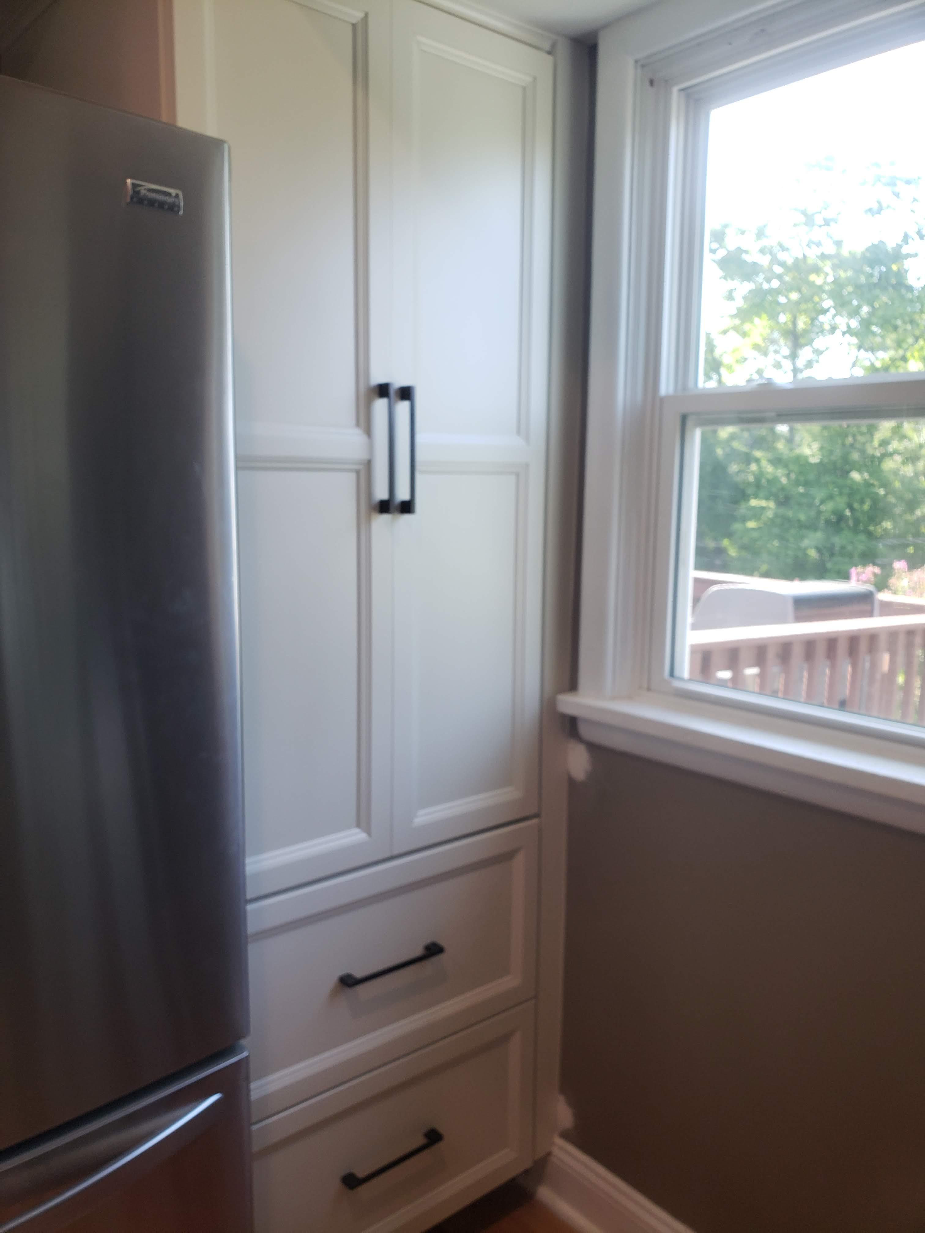 Frosty w/Oyster Glaze, Elite Frame, Pantry, 361 Light Rail, 24 Crown