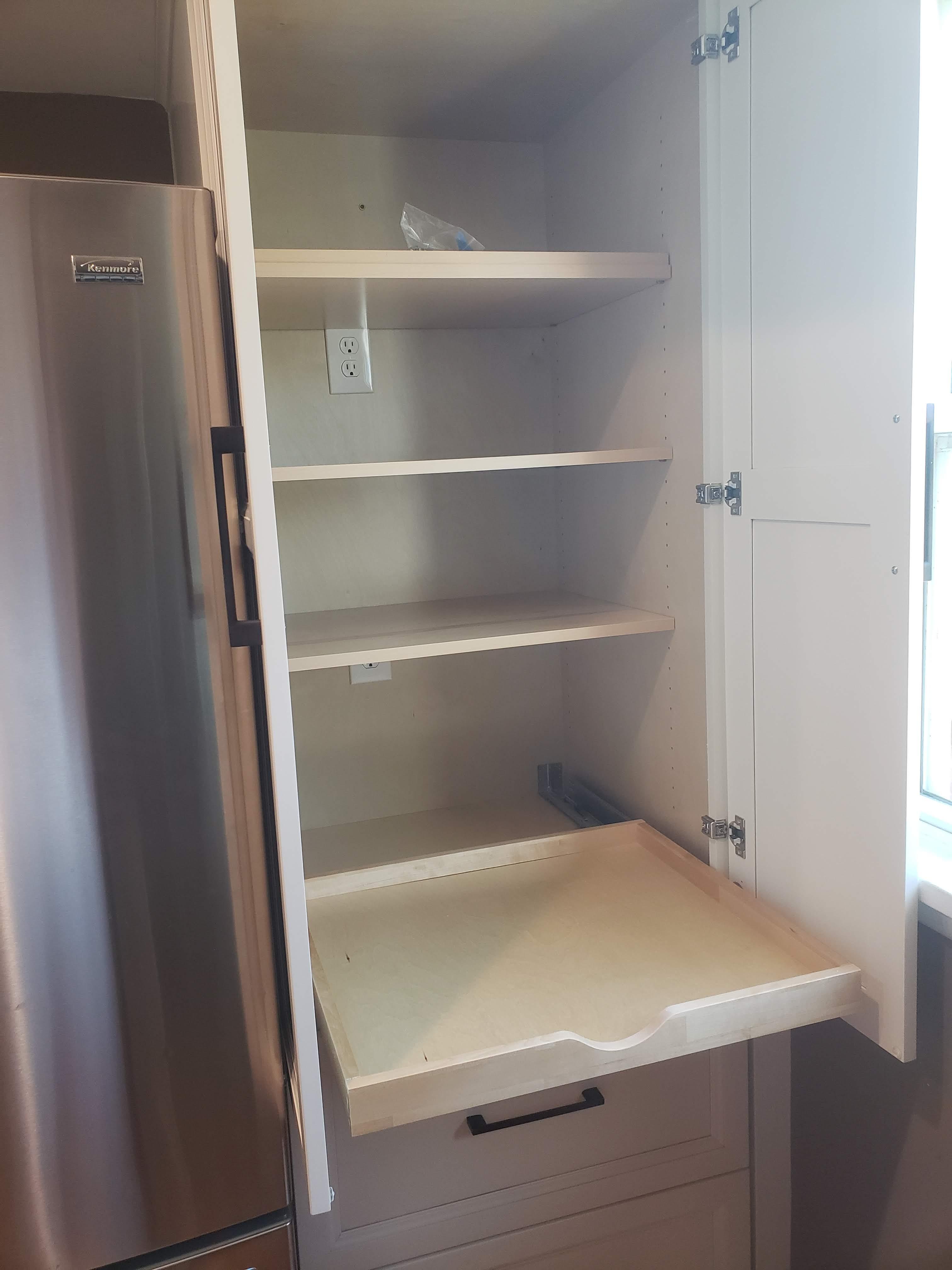 Frosty w/Oyster Glaze, Elite Frame, Pantry, 361 Light Rail, 24 Crown